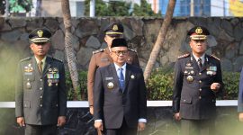 Menyambut HUT Ke-78 TNI AD, Pj. Wali Kota Bekasi R. Gani Muhammad Bersama Forkopimda Ziarah Makam dan Tabur Bunga di TMP Bulak Kapal.
