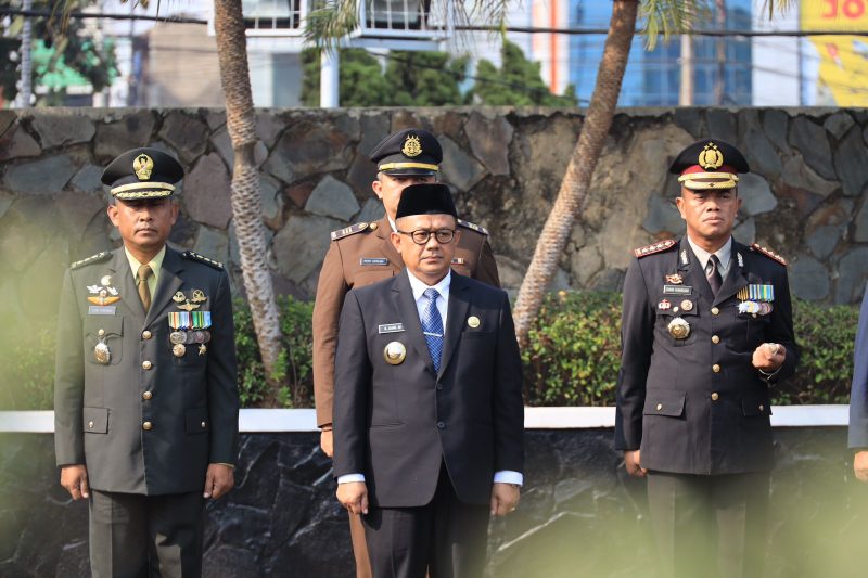 Menyambut HUT Ke-78 TNI AD, Pj. Wali Kota Bekasi R. Gani Muhammad Bersama Forkopimda Ziarah Makam dan Tabur Bunga di TMP Bulak Kapal.