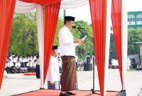 Pj Bupati Bekasi Dani Ramdan memimpin Upacara Peringatan Hari Santri Nasional (HSN) tingkat Kabupaten Bekasi tahun 2023, di Pondok Pesantren At-Taqwa, Kelurahan Bahagia, Kecamatan Babelan, pada Minggu (22/10/2023). 