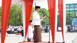 Pj Bupati Bekasi Dani Ramdan memimpin Upacara Peringatan Hari Santri Nasional (HSN) tingkat Kabupaten Bekasi tahun 2023, di Pondok Pesantren At-Taqwa, Kelurahan Bahagia, Kecamatan Babelan, pada Minggu (22/10/2023). 