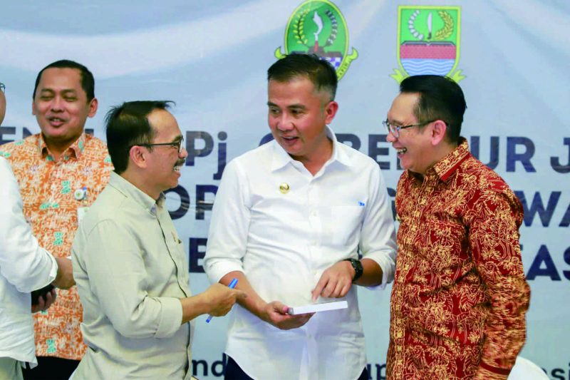 Pj Gubernur Jawa Barat Bey Machmudin memastikan Sekolah Menengah Atas (SMA) dan Sekolah Menengah Kejuruan Negeri yang ada di Kabupaten Bekasi tidak berbayar alias gratis.