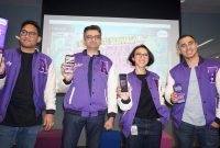 Keterangan Foto : Head Consumer Proposition XL Axiata, Aga Rasyidi Sukandar, Group Head  Youth Segment XL Axiata, Azher Javid, Head  Youth Marketing Communication XL Axiata, Nahdiah Estu Pawestri dan Group Head Corporate Communication XL Axiata, Reza Mirza dalam acara peluncuran paket inovatif AXIS Teng-Go di Jakarta, Rabu (1/11). Paket ”Teng-Go”, merupakan paket terbaru dari AXIS yang memungkinkan pelanggan bisa akses media sosial dengan mudah dan simple. Paket Teng-Go memberikan layanan akses media sosial berdasarkan waktu penggunaan, bukan kuota dilengkapi dengan fitur Play and Pause.
