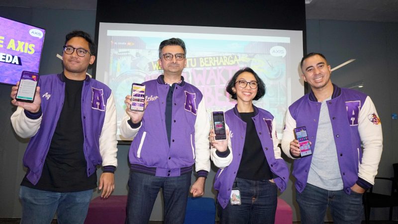Keterangan Foto : Head Consumer Proposition XL Axiata, Aga Rasyidi Sukandar, Group Head  Youth Segment XL Axiata, Azher Javid, Head  Youth Marketing Communication XL Axiata, Nahdiah Estu Pawestri dan Group Head Corporate Communication XL Axiata, Reza Mirza dalam acara peluncuran paket inovatif AXIS Teng-Go di Jakarta, Rabu (1/11). Paket ”Teng-Go”, merupakan paket terbaru dari AXIS yang memungkinkan pelanggan bisa akses media sosial dengan mudah dan simple. Paket Teng-Go memberikan layanan akses media sosial berdasarkan waktu penggunaan, bukan kuota dilengkapi dengan fitur Play and Pause.