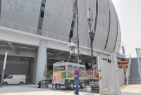 Istimewa: Teknisi jaringan XL Axiata bekerja di mobile BTS di dekat Jakarta International Stadium, Jakarta, awal pekan ini. XL Axiata telah melakukan penguatan jaringan untuk menyukseskan Piala Dunia U-17 Indonesia. Penguatan dilakukan antara lain berupa penambahan kapasitas BTS (base transceiver station) yang menyasar pada sekitar 16 ribu BTS (2G/4G) di empat kota.