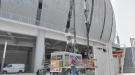 Istimewa: Teknisi jaringan XL Axiata bekerja di mobile BTS di dekat Jakarta International Stadium, Jakarta, awal pekan ini. XL Axiata telah melakukan penguatan jaringan untuk menyukseskan Piala Dunia U-17 Indonesia. Penguatan dilakukan antara lain berupa penambahan kapasitas BTS (base transceiver station) yang menyasar pada sekitar 16 ribu BTS (2G/4G) di empat kota.