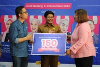 Regional Group Head XL Axiata East Region, Dodik Ariyanto, dan Staf Ahli Pembangunan, Kesejahteraan Rakyat dan Sumberdaya Manusia Kota Malang, Drs. Alie Mulyanto, MM mengunjungi salah satu booth peserta pelatihan UMKM perempuan yang diselenggarakan oleh XL Axiata bersama sejumlah mitra di Malang, (6/11).  XL Axiata berharap program ini mampu meningkatkan kemampuan para pelaku UMKM perempuan dalam literasi keuangan, literasi digital, dan kewirausahaan di Kota Malang. Selain pelatihan, juga tersedia bantuan modal bagi 27 peserta senilai total Rp 150 juta.