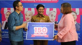 Regional Group Head XL Axiata East Region, Dodik Ariyanto, dan Staf Ahli Pembangunan, Kesejahteraan Rakyat dan Sumberdaya Manusia Kota Malang, Drs. Alie Mulyanto, MM mengunjungi salah satu booth peserta pelatihan UMKM perempuan yang diselenggarakan oleh XL Axiata bersama sejumlah mitra di Malang, (6/11).  XL Axiata berharap program ini mampu meningkatkan kemampuan para pelaku UMKM perempuan dalam literasi keuangan, literasi digital, dan kewirausahaan di Kota Malang. Selain pelatihan, juga tersedia bantuan modal bagi 27 peserta senilai total Rp 150 juta.