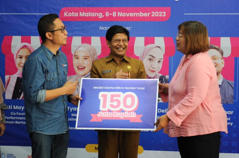 Regional Group Head XL Axiata East Region, Dodik Ariyanto, dan Staf Ahli Pembangunan, Kesejahteraan Rakyat dan Sumberdaya Manusia Kota Malang, Drs. Alie Mulyanto, MM mengunjungi salah satu booth peserta pelatihan UMKM perempuan yang diselenggarakan oleh XL Axiata bersama sejumlah mitra di Malang, (6/11).  XL Axiata berharap program ini mampu meningkatkan kemampuan para pelaku UMKM perempuan dalam literasi keuangan, literasi digital, dan kewirausahaan di Kota Malang. Selain pelatihan, juga tersedia bantuan modal bagi 27 peserta senilai total Rp 150 juta.