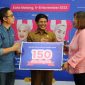 Regional Group Head XL Axiata East Region, Dodik Ariyanto, dan Staf Ahli Pembangunan, Kesejahteraan Rakyat dan Sumberdaya Manusia Kota Malang, Drs. Alie Mulyanto, MM mengunjungi salah satu booth peserta pelatihan UMKM perempuan yang diselenggarakan oleh XL Axiata bersama sejumlah mitra di Malang, (6/11).  XL Axiata berharap program ini mampu meningkatkan kemampuan para pelaku UMKM perempuan dalam literasi keuangan, literasi digital, dan kewirausahaan di Kota Malang. Selain pelatihan, juga tersedia bantuan modal bagi 27 peserta senilai total Rp 150 juta.
