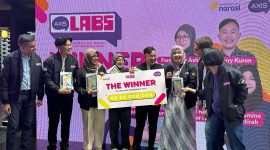 : Group Head Youth Segment XL Axiata, Azher Javid (kiri), Chief Marketing Officer XL Axiata, Alfons Bosch Sansa (kedua kanan), dan Head Youth Marketing Communication XL Axiata, Nahdiah Estu Pawestri (kanan) bersama dengan pemenang pertama AxisLabs 2023 yang berasal dari Jakarta, di Resto Bale Nusa, Jakarta, Kamis (16/11). AXIS terus mendukung berbagai program pengembangan karakteristik anak muda Indonesia salah satunya dengan menghadirkan AXISLABS 2023 yang mengajak para mahasiswa untuk berkolaborasi menuangkan ide dan gagasan kreatif dan mengembangkannya menjadi karya inovatif. Para pemenang AXISLABS 2023 memperoleh hadiah uang tunai senilai Rp 50 juta untuk juara pertama dan Rp 15 juta untuk juara kedua.