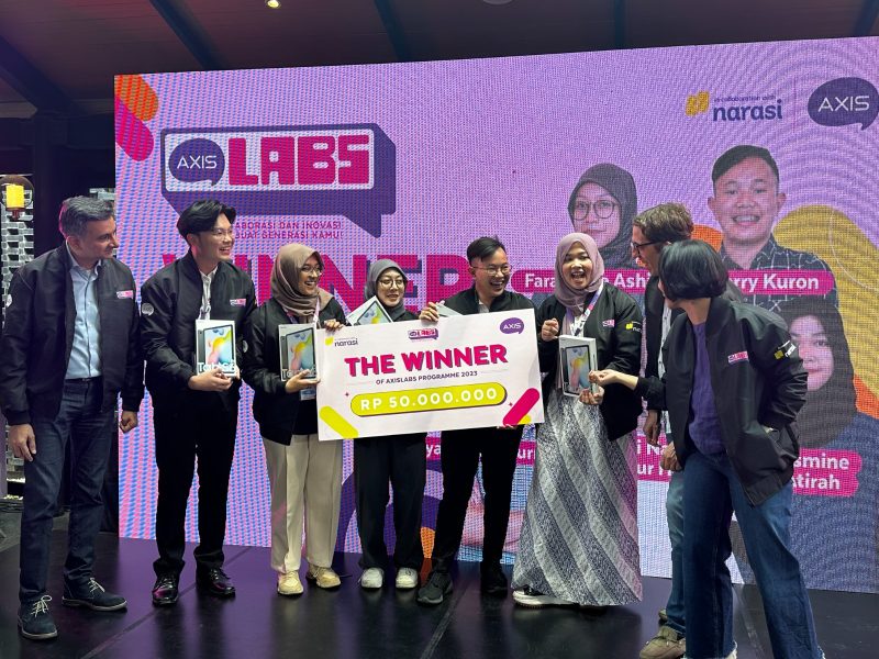 : Group Head Youth Segment XL Axiata, Azher Javid (kiri), Chief Marketing Officer XL Axiata, Alfons Bosch Sansa (kedua kanan), dan Head Youth Marketing Communication XL Axiata, Nahdiah Estu Pawestri (kanan) bersama dengan pemenang pertama AxisLabs 2023 yang berasal dari Jakarta, di Resto Bale Nusa, Jakarta, Kamis (16/11). AXIS terus mendukung berbagai program pengembangan karakteristik anak muda Indonesia salah satunya dengan menghadirkan AXISLABS 2023 yang mengajak para mahasiswa untuk berkolaborasi menuangkan ide dan gagasan kreatif dan mengembangkannya menjadi karya inovatif. Para pemenang AXISLABS 2023 memperoleh hadiah uang tunai senilai Rp 50 juta untuk juara pertama dan Rp 15 juta untuk juara kedua.