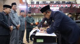 Pj Wali Kota Bekasi Gani Muhamad menandatangi hasil rapat paripurna DPRD Kota Bekasi mengenai KUP PPAS.