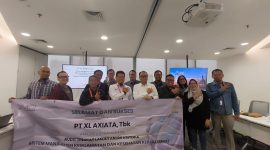 Keterangan Foto:
Director & Chief Technology Officer XL Axiata sekaligus Chairman atau Ketua Panitia Pembina Keselamatan dan Kesehatan Kerja (P2K3) XL Axiata, I Gede Darmayusa (Tengah) foto bersama usai menerima Penghargaan Bendera Emas SMK3 (Sistem Manajemen Keselamatan dan Kesehatan Kerja) dari Kementerian Ketenagakerjaan (Kemenaker) Republik Indonesia di Jakarta, pada Rabu (22/11). Dengan sertifikasi SMK3 Bendera Emas ini, XL Axiata siap mengerjakan proyek yang jauh lebih kompleks dan proyek yang bernilai jauh lebih besar serta proyek yang memiliki tingkat Health and Safety Environment (HSE) kategori risiko tinggi terutama untuk sektor energi, government, dan perbankan.