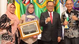 Pemerintah Kota Bekasi melalui Pejabat Pengelola Informasi dan Dokumentasi (PPID) Utama pada Bagian Humas Sekretariat Daerah, kembali meraih predikat Badan Publik Informatif Kategori Pemerintah Kabupaten/Kota se- Jawa Barat selama 5 (lima) tahun berturut.