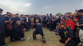 Menyambut : Kedatangan Prabu Ramlan Syamsuri disambut dengan antusias oleh para pendekar gebyar seni budaya, Sabtu 19 November 2023.