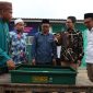 Majelis Taklim XL Axiata, Patria Ahistian (kanan) dan Group Head XL Axiata East Region, Dodik Ariyanto (tengah) menyerahkan zakat karyawan untuk mendukung biaya operasional pendidikan santri dan santriwati kepada Pengasuh PP Miftahul Ulum Sekar Anyar, RKH. Afifurrahman di acara implementasi pemanfaatan solusi IoT untuk budidaya maggot di Ponpes Miftahul Ulum Sekar Anyar, Pamekasan, Madura, Kamis (9/11).