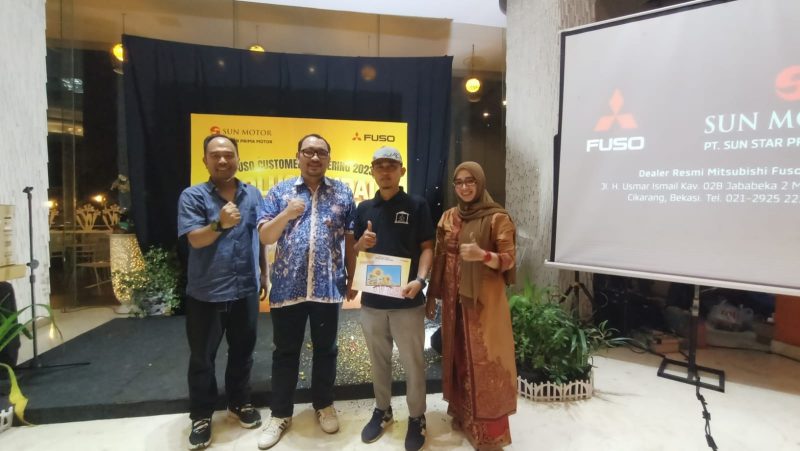Bagi Hadiah: Pelanggan Fuso Customer Gathering 2023 mendapatkan Door Prize, Kamis 23 November 2023./ foto: Aziz Kahfi rakyatjabarnews.com