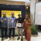 Bagi Hadiah: Pelanggan Fuso Customer Gathering 2023 mendapatkan Door Prize, Kamis 23 November 2023./ foto: Aziz Kahfi rakyatjabarnews.com