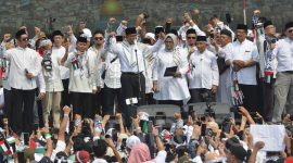 Bacawapres Anies Baswedan bersama sejumlah tokoh melakukan orasi saat Aliansi Rakyat Indonesia Bela Palestina melakukan aksi damai di Monumen Nasional, Jakarta, Minggu, 5 November 2023. TEMPO/ Febri Angga Palguna
