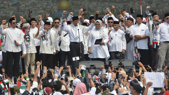 Bacawapres Anies Baswedan bersama sejumlah tokoh melakukan orasi saat Aliansi Rakyat Indonesia Bela Palestina melakukan aksi damai di Monumen Nasional, Jakarta, Minggu, 5 November 2023. TEMPO/ Febri Angga Palguna
