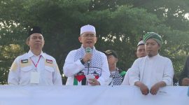 Pj Bupati Bekasi, Dani Ramdan berorasi dalam Aksi Bela Palestina, di depan Stadion Wibawamukti, Kelurahan Sertajaya, Kecamatan Cikarang Timur, Kabupaten Bekasi pada Minggu, (19/11/2023). 