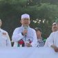 Pj Bupati Bekasi, Dani Ramdan berorasi dalam Aksi Bela Palestina, di depan Stadion Wibawamukti, Kelurahan Sertajaya, Kecamatan Cikarang Timur, Kabupaten Bekasi pada Minggu, (19/11/2023). 