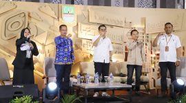 Ketua Bawaslu Kabupaten Bekasi Akbar Khadafi saat menjadi narasumber dalam acara IKP Fest 2023, Diskusi Bekasi Berani Lawan Hoaks Pemilu 2024, di hotel Holiday Inn, pada Rabu, (29/11/2023). 