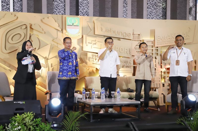 Ketua Bawaslu Kabupaten Bekasi Akbar Khadafi saat menjadi narasumber dalam acara IKP Fest 2023, Diskusi Bekasi Berani Lawan Hoaks Pemilu 2024, di hotel Holiday Inn, pada Rabu, (29/11/2023). 
