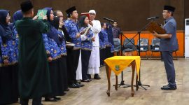  Pj Bupati Bekasi Dani Ramdan melantik dan mengambil sumpah janji jabatan 138 pejabat fungsional di lingkungan Pemkab Bekasi, di Aula KH Noer Alie, Kantor Bupati Bekasi.