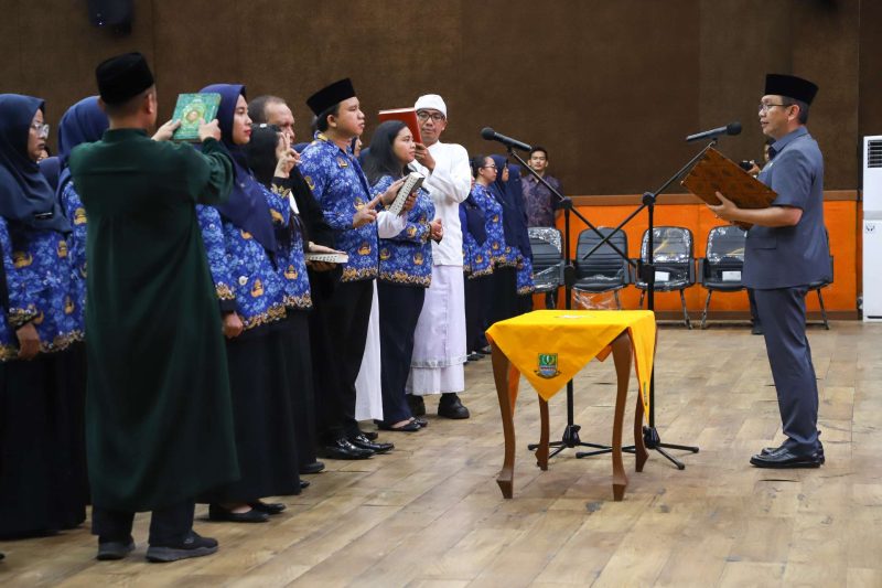  Pj Bupati Bekasi Dani Ramdan melantik dan mengambil sumpah janji jabatan 138 pejabat fungsional di lingkungan Pemkab Bekasi, di Aula KH Noer Alie, Kantor Bupati Bekasi.