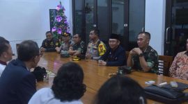 Pj Bupati Bekasi, Dani Ramdan bersama Forkopimda melaksanakan monitoring perayaan dan ibadah Natal di sejumlah gereja di wilayah Kabupaten Bekasi, pada Minggu (24/12/2023).
