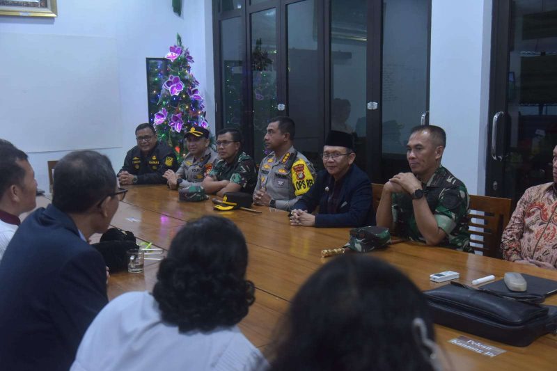 Pj Bupati Bekasi, Dani Ramdan bersama Forkopimda melaksanakan monitoring perayaan dan ibadah Natal di sejumlah gereja di wilayah Kabupaten Bekasi, pada Minggu (24/12/2023).

