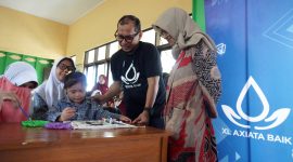 Keterangan Foto: Chief Human Capital Officer XL Axiata, Hira Kurnia (ketiga dari kiri), memimpin belasan karyawan XL Axiata yang tergabung dalam Bikers of XL Axiata dan MTXL menggelar serangkaian kegiatan berupa penyerahan donasi fasilitas pendukung kegiatan belajar mengajar di SLB C Yayasan Karya Bakti, hingga kegiatan mengajar di SLB C Nusantara Kita, Garut. Selain itu, rombongan karyawan XL Axiata tersebut juga memberikan santunan bagi komunitas tunawisma dan kaum duafa di sekitar Masjid Raudhatul Faizin, Kecamatan Jonggol, Kabupaten Bogor, Jumat, (1/12).