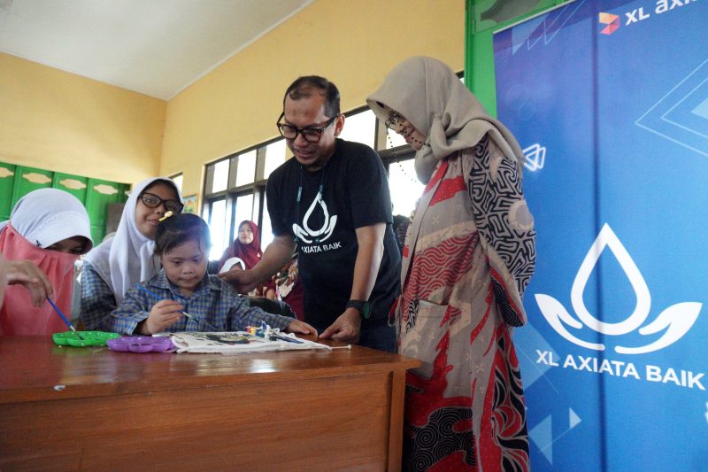 Keterangan Foto: Chief Human Capital Officer XL Axiata, Hira Kurnia (ketiga dari kiri), memimpin belasan karyawan XL Axiata yang tergabung dalam Bikers of XL Axiata dan MTXL menggelar serangkaian kegiatan berupa penyerahan donasi fasilitas pendukung kegiatan belajar mengajar di SLB C Yayasan Karya Bakti, hingga kegiatan mengajar di SLB C Nusantara Kita, Garut. Selain itu, rombongan karyawan XL Axiata tersebut juga memberikan santunan bagi komunitas tunawisma dan kaum duafa di sekitar Masjid Raudhatul Faizin, Kecamatan Jonggol, Kabupaten Bogor, Jumat, (1/12).
