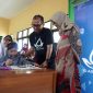 Keterangan Foto: Chief Human Capital Officer XL Axiata, Hira Kurnia (ketiga dari kiri), memimpin belasan karyawan XL Axiata yang tergabung dalam Bikers of XL Axiata dan MTXL menggelar serangkaian kegiatan berupa penyerahan donasi fasilitas pendukung kegiatan belajar mengajar di SLB C Yayasan Karya Bakti, hingga kegiatan mengajar di SLB C Nusantara Kita, Garut. Selain itu, rombongan karyawan XL Axiata tersebut juga memberikan santunan bagi komunitas tunawisma dan kaum duafa di sekitar Masjid Raudhatul Faizin, Kecamatan Jonggol, Kabupaten Bogor, Jumat, (1/12).