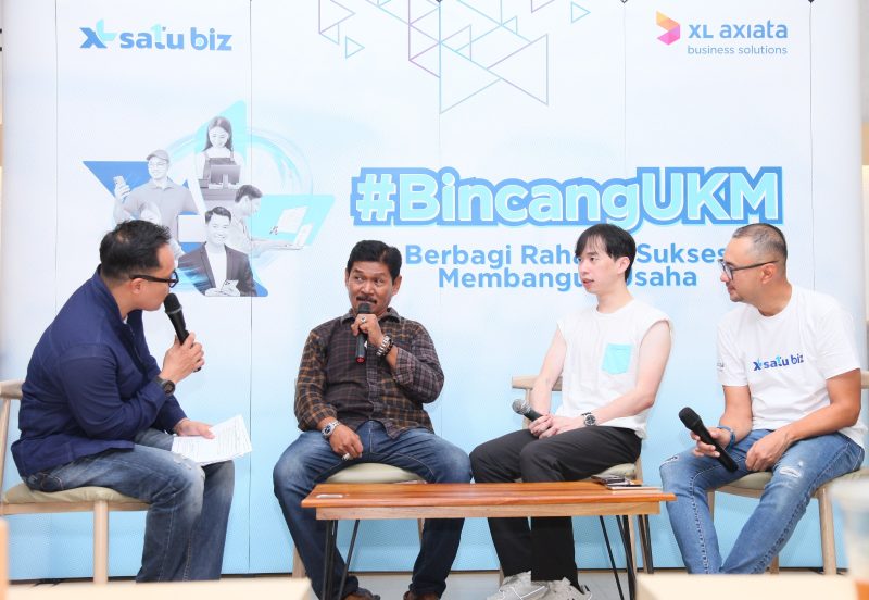 Group Head Regional Enterprise Account XL Axiata, R.Wicaksono bersama tokoh kopi legendaris di Makasar, Daeng Sija dan Founder Kopi Chuseyo, Daniel Hermansyah dalam acara roadshow Bincang UKM di Makassar, beberapa waktu lalu.  Acara Bincang UKM merupakan serial event yang diadakan oleh XL Axiata Business Solutions dengan konsep berbagi pengetahuan dari para pengusaha yang sudah sukses dan berhasil menjalankan bisnisnya kepada para pemilik usaha di berbagai Kota. Dalam kesempatan ini, Bincang UKM yang diadakan di Makasar memperkenalkan XL SATU BIZ yang dapat  meningkatkan efisiensi dan produktivitas bisnis dalam satu kemudahan.

