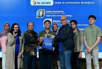 Keterangan Foto :
XLCampus1 : Head Talent Acquisition XL Axiata, Aztia Pertiwi D (dua dari kiri), Ketua Departemen Teknik Informatika Universita Brawijaya, Achmad Basuki, ST., MMG., Ph.D. (tiga dari kiri) dan Head Reward Management XL Axiata, Rizaldi Baharuddin (tiga dari kanan) berfoto bersama peserta  acara “XL Axiata Goes To Campus - Early Career Coach” di Fakultas Ilmu Komputer Universitas Brawijaya, Malang, Jawa Timur, beberapa waktu lalu. Acara ini merupakan program lanjutan dari Employer Branding, XL Axiata Goes to Campus dan bertujuan untuk para mahasiswa dan mahasiswi dapat lebih siap dalam bersaing di dunia kerja yang akan semakin mengandalkan teknologi dalam kesehariannya. Sebelumnya XL Axiata sudah mengadakan acara ini di Padang, Bali, Jakarta dan Jogjakarta.