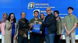 Keterangan Foto :
XLCampus1 : Head Talent Acquisition XL Axiata, Aztia Pertiwi D (dua dari kiri), Ketua Departemen Teknik Informatika Universita Brawijaya, Achmad Basuki, ST., MMG., Ph.D. (tiga dari kiri) dan Head Reward Management XL Axiata, Rizaldi Baharuddin (tiga dari kanan) berfoto bersama peserta  acara “XL Axiata Goes To Campus - Early Career Coach” di Fakultas Ilmu Komputer Universitas Brawijaya, Malang, Jawa Timur, beberapa waktu lalu. Acara ini merupakan program lanjutan dari Employer Branding, XL Axiata Goes to Campus dan bertujuan untuk para mahasiswa dan mahasiswi dapat lebih siap dalam bersaing di dunia kerja yang akan semakin mengandalkan teknologi dalam kesehariannya. Sebelumnya XL Axiata sudah mengadakan acara ini di Padang, Bali, Jakarta dan Jogjakarta.
