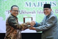 Foto Istimewa : PJ Walikota Bekasi Gani Muhammad menerima simbolis 