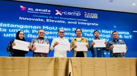Keterangan Foto: CEO PT. Xekar, Ria Putri Sekarwidati,  Business Development Executive - IBM, Donny Gunawan, Direktur & Chief Technology Officer XL Axiata, I Gede Darmayusa, Director Smart Cities and Communities Innovation Center ITB, Prof. Dr.Ir. Suhono Harso Supangkat, M.Eng. CEO PT. Cahaya Mutiara Sentosa, Edward Halim, CEO PT. Maggot Indonesia Lestari, Markus Susanto dalam prosesi penandatanganan Memorandum of Understanding (MoU) dan kerja sama antara XL Axiata dengan Institut Teknologi Bandung, IBM, PT Cahaya Mutiara Sentosa, PT Maggot Indonesia Lestari dan PT Xekar. XL Axiata melalui XL Axiata Business Solutions berkolaborasi dengan X-CAMP menjalin kerja sama dengan sejumlah mitra strategis dan menggelar acara bertajuk “Unveiling XL IoT Ecosystem Lounge: Innovate, Elevate, and Integrate” di Jakarta pada Jumat (8/12).