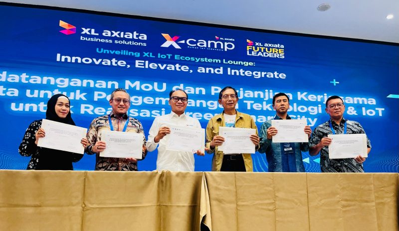 Keterangan Foto: CEO PT. Xekar, Ria Putri Sekarwidati,  Business Development Executive - IBM, Donny Gunawan, Direktur & Chief Technology Officer XL Axiata, I Gede Darmayusa, Director Smart Cities and Communities Innovation Center ITB, Prof. Dr.Ir. Suhono Harso Supangkat, M.Eng. CEO PT. Cahaya Mutiara Sentosa, Edward Halim, CEO PT. Maggot Indonesia Lestari, Markus Susanto dalam prosesi penandatanganan Memorandum of Understanding (MoU) dan kerja sama antara XL Axiata dengan Institut Teknologi Bandung, IBM, PT Cahaya Mutiara Sentosa, PT Maggot Indonesia Lestari dan PT Xekar. XL Axiata melalui XL Axiata Business Solutions berkolaborasi dengan X-CAMP menjalin kerja sama dengan sejumlah mitra strategis dan menggelar acara bertajuk “Unveiling XL IoT Ecosystem Lounge: Innovate, Elevate, and Integrate” di Jakarta pada Jumat (8/12).