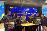Country Manager CATCHPLAY+ Indonesia, Dhini W Prayogo (kiri) bersama dengan Chief Marketing Officer XL Axiata, Alfons Bosch Sansa (kanan) melakukan penandatanganan kerja sama antara XL Axiata dengan CATCHPLAY+ di Jakarta, Rabu (13/12). Melalui kerja sama strategis ini kini pelanggan XL Prabayar, XL PRIORITAS dan AXIS bisa menikmati layanan streaming CATCHPLAY+ melalui smartphone. Tersedia dua pilihan paket untuk pelanggan, mulai harga Rp 4.100 hingga 11.800 melalui aplikasi myXL dan AXISNet
