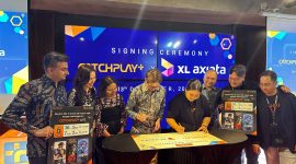 Country Manager CATCHPLAY+ Indonesia, Dhini W Prayogo (kiri) bersama dengan Chief Marketing Officer XL Axiata, Alfons Bosch Sansa (kanan) melakukan penandatanganan kerja sama antara XL Axiata dengan CATCHPLAY+ di Jakarta, Rabu (13/12). Melalui kerja sama strategis ini kini pelanggan XL Prabayar, XL PRIORITAS dan AXIS bisa menikmati layanan streaming CATCHPLAY+ melalui smartphone. Tersedia dua pilihan paket untuk pelanggan, mulai harga Rp 4.100 hingga 11.800 melalui aplikasi myXL dan AXISNet