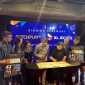 Country Manager CATCHPLAY+ Indonesia, Dhini W Prayogo (kiri) bersama dengan Chief Marketing Officer XL Axiata, Alfons Bosch Sansa (kanan) melakukan penandatanganan kerja sama antara XL Axiata dengan CATCHPLAY+ di Jakarta, Rabu (13/12). Melalui kerja sama strategis ini kini pelanggan XL Prabayar, XL PRIORITAS dan AXIS bisa menikmati layanan streaming CATCHPLAY+ melalui smartphone. Tersedia dua pilihan paket untuk pelanggan, mulai harga Rp 4.100 hingga 11.800 melalui aplikasi myXL dan AXISNet
