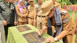 Peresmian: Muhammad Gani mendatangani prasasti.