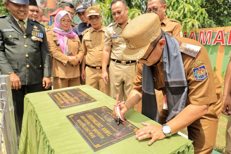 Peresmian: Muhammad Gani mendatangani prasasti.