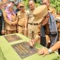 Peresmian: Muhammad Gani mendatangani prasasti.