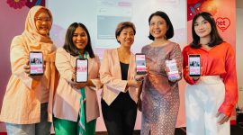 Yosetya ( kanan tengah), dan Komisaris Independen XL Axiata, Yasmin Wirjawan (kiri tengah) ber selfie bersama para anggota Sisternet dalam acara peluncuran fitur baru aplikasi Sisternet di Jakarta, Rabu (20/12). XL Axiata terus berupaya memperbesar kontribusi dalam pemberdayaan perempuan. Salah satu upaya tersebut adalah mendorong kampanye #PerempuanNaikKelas dengan terus meningkatkan manfaat aplikasi Sisternet untuk menjadi aplikasi Upskilling #1 Perempuan Indonesia. Untuk itu fitur-fitur dalam aplikasi Sisternet juga terus direview dan dievaluasi guna memastikan terakomodirnya kebutuhan kaum perempuan Indonesia di berbagai aspek. Sisternet_2 : Direktur & Chief Enterprise Business and Corporate Affairs 