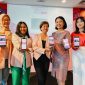 Yosetya ( kanan tengah), dan Komisaris Independen XL Axiata, Yasmin Wirjawan (kiri tengah) ber selfie bersama para anggota Sisternet dalam acara peluncuran fitur baru aplikasi Sisternet di Jakarta, Rabu (20/12). XL Axiata terus berupaya memperbesar kontribusi dalam pemberdayaan perempuan. Salah satu upaya tersebut adalah mendorong kampanye #PerempuanNaikKelas dengan terus meningkatkan manfaat aplikasi Sisternet untuk menjadi aplikasi Upskilling #1 Perempuan Indonesia. Untuk itu fitur-fitur dalam aplikasi Sisternet juga terus direview dan dievaluasi guna memastikan terakomodirnya kebutuhan kaum perempuan Indonesia di berbagai aspek. Sisternet_2 : Direktur & Chief Enterprise Business and Corporate Affairs 