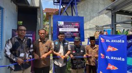 Kepala Dusun Kertasari Brebes, Sarno, Perwakilan Inisiatif Zakat Indonesia (IZI) Jateng, Muhammad Yunus, Head Ziswafh MTXL, Luthfi Aditya Hermawan, Head Alumni Management & External Relation MTXL, Patria Adhistian, dan Ketua DKM Masjid Baitul Rohman, Nurdin, pada peresmian proyek sarana air bersih di Kabupaten Brebes, Sabtu (16/12). Sepanjang tahun ini, MTXL Axiata telah membuktikan komitmennya dengan membangun sarana sarana air bersih di lima daerah, yaitu Kab. Banyuasin di Sumsel, Kota Makassar di Sulsel, Kab. Dair dan Kab. Sidikalang di Sumut, dan terakhir Kab. Brebes Jateng. 